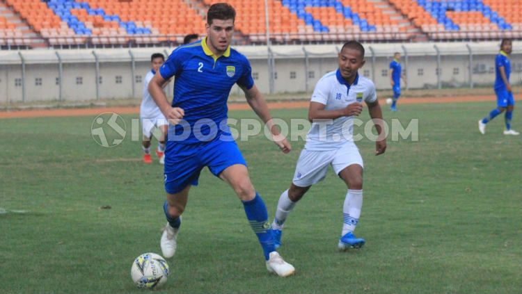 Pemain klub Liga 1 Persib Bandung, Nick Kuipers menghindari kejaran Gian Zola saat game internal di Stadion Si Jalak Harupat, Kabupaten Bandung beberapa waktu lalu. Copyright: © Arif Rahman/INDOSPORT