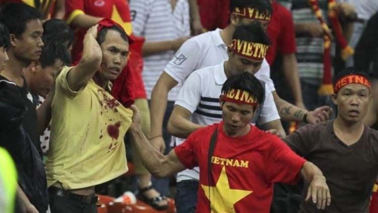 Suporter Vietnam diserang suporter Malaysia pada ajang Piala AFF 2014. Copyright: © The Star