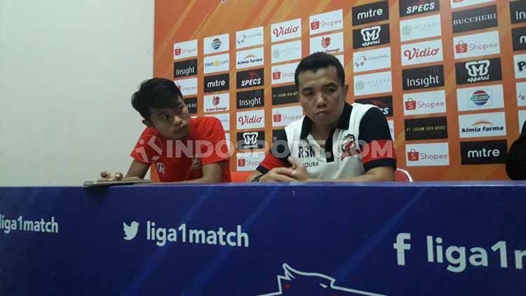 Pelatih Madura United Rasiman (kanan) dan Kevy Syahertian selepas laga pekan ke-28 Liga 1 2019. Copyright: © Ian Setiawan/INDOSPORT