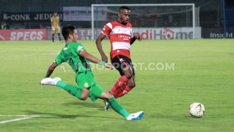 Greg Nwokolo mencoba melewati hadangan pemain Bhayangkara FC. Copyright: © Ian Setiawan/INDOSPORT