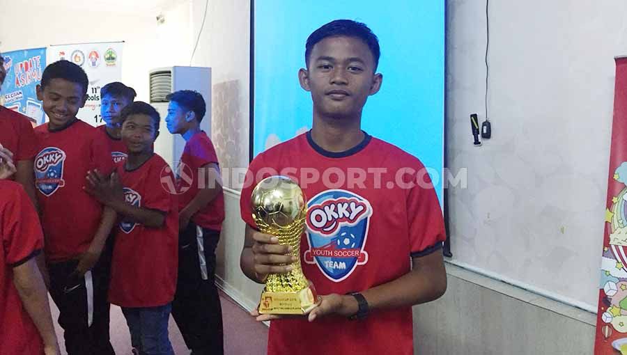 Pesepak bola muda Indonesia, Fawaz Fauzan dinobatkan sebagai pemain terbaik diajang Singa Cup 2019 yang berlangsung 4 -7 November lalu di Singapura. Copyright: &copy; Zainal Hasan/INDOSPORT