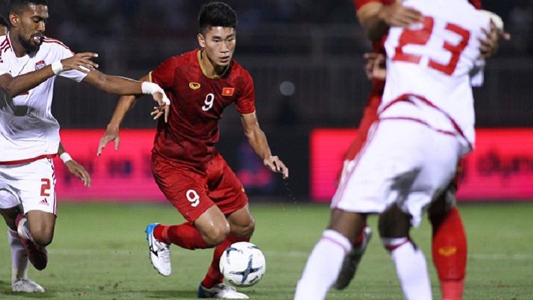 Gelandang Timnas Vietnam U-23, Nguyen Hoang Duc, menyebut dua negara yang harus diwaspadai dalam persaingan Grup G SEA Games 2019. Dua negara yang dimaksud adalah Timnas Thailand U-23 dan Timnas Indonesia U-23. Copyright: © Zing.vn