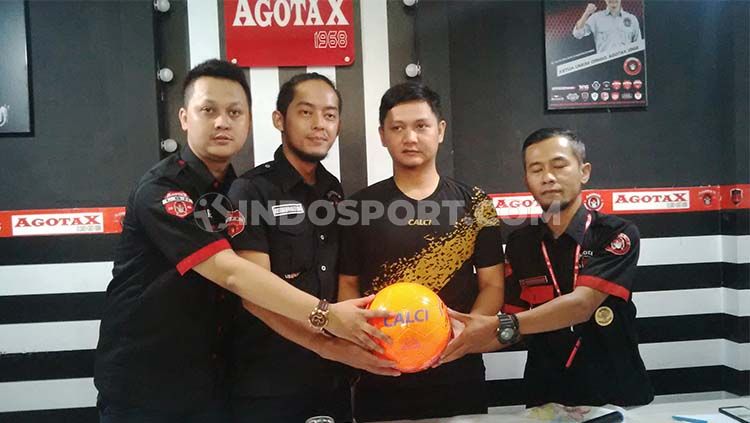 Panpel turnamen sepak bola U-16 Kemenpora International Football Championship ‎berfoto bersama saat konferensi pers di sekretariat Agotax, Jalan Lodaya, Kota Bandung, Jumat (22/11/19). Copyright: © Arif Rahman/INDOSPORT