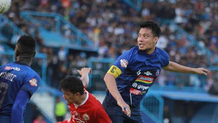 Duel udara Hamka Hamzah dengan pemain Persija Jakarta. Copyright: © aremafcofficial