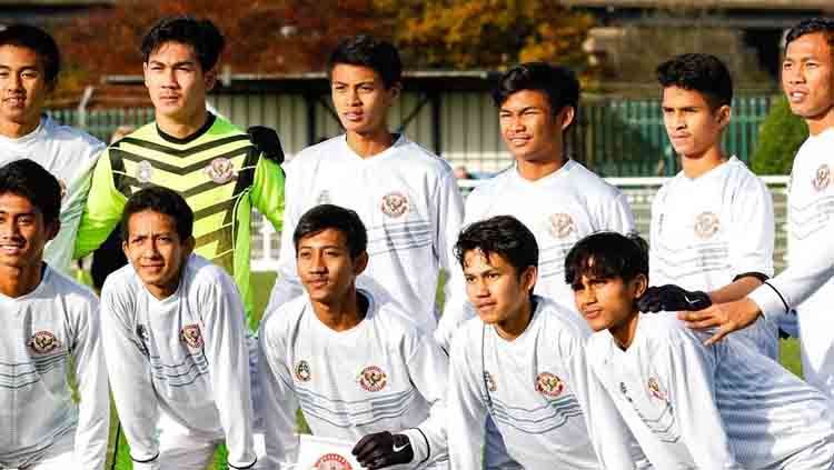 Antisipasi virus Corona di Inggris, pemain Garuda Select dilarang jabat tangan dengan pemain Bournemouth U-18 saat laga uji coba, Rabu (11/03/20). Copyright: © subhan7_fajri