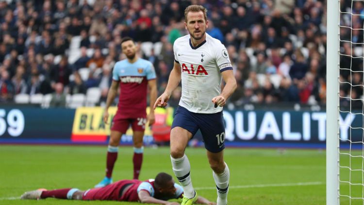 Penyerang Tottenham Hotspur, Harry Kane, mencetak gol ketiga untuk timnya ke gawang West Ham United. Copyright: © Catherine Ivill/Getty Images