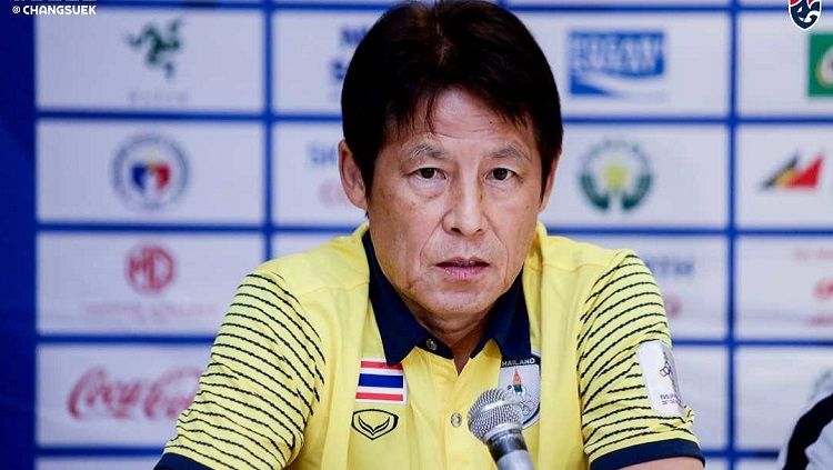 Pelatih Timnas Thailand, Akira Nishino, resmi diperpanjang kontraknya selama dua tahun ke depan. Copyright: © Fathailand.org