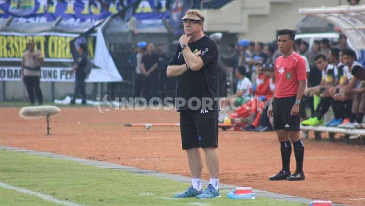 Pelatih Persib Bandung, Robert Rene Alberts menilai pertandingan tandang Liga 1 2019 menghadapi Borneo FC pada Rabu (11/12/2019) besok akan menjadi laga berat bagi timnya. Copyright: © Arif Rahman/INDOSPORT
