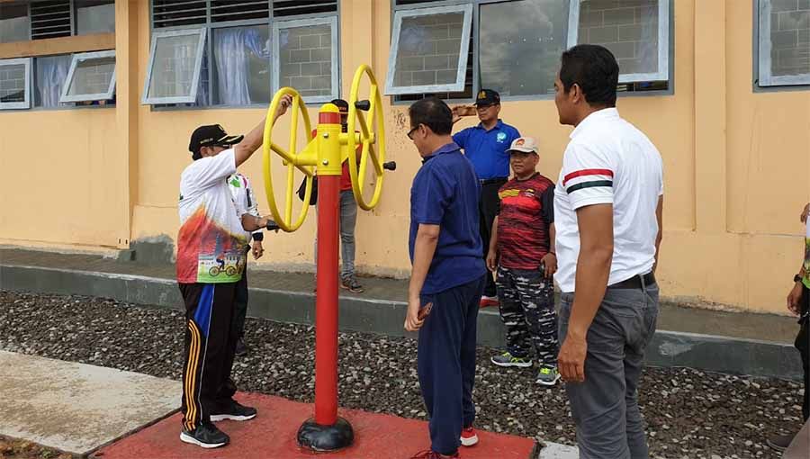 Kemenpora menyerahkan bantuan alat olahraga di ruang terbuka di Kabupaten Kulon Progo, Jawa Tengah. Copyright: &copy; Humas Kemenpora