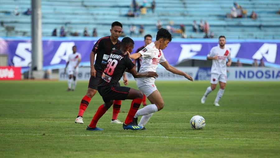 Penyerang sayap klub Liga 1 PSM Makassar, Aji Kurniawan (putih) dibayangi dua pemain Persipura Jayapura. Copyright: © Media PSM Makassar
