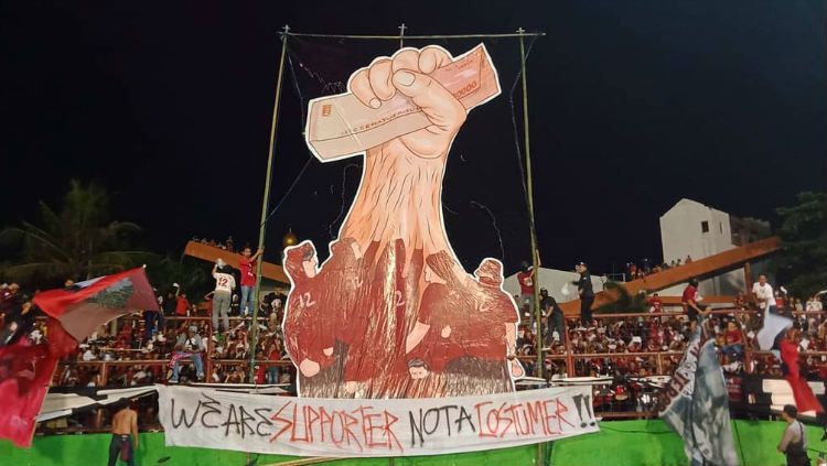 Koreo 'We Are Suporter Not A Costumer' dari kelompok suporter Red Gank di laga Shopee Liga 1 2019 antara PSM Makassar melawan Bali United. Copyright: © Red Gank PSM