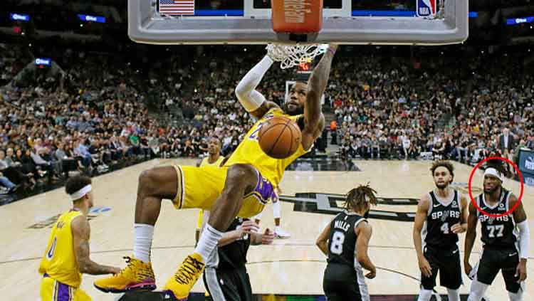 Aksi slam dunk dari pemain bintang basket NBA milik LA Lakers, LeBron James membuat DeMarre Carroll terdiam. Copyright: © Ronald Cortez/GettyImages