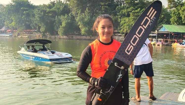 Atlet cantik ski air Indonesia, Nadya Atalia Sinaga, sebentar lagi akan bertanding di ajang olahraga SEA Games 2019 di Filipina. Copyright: © gosumut.com