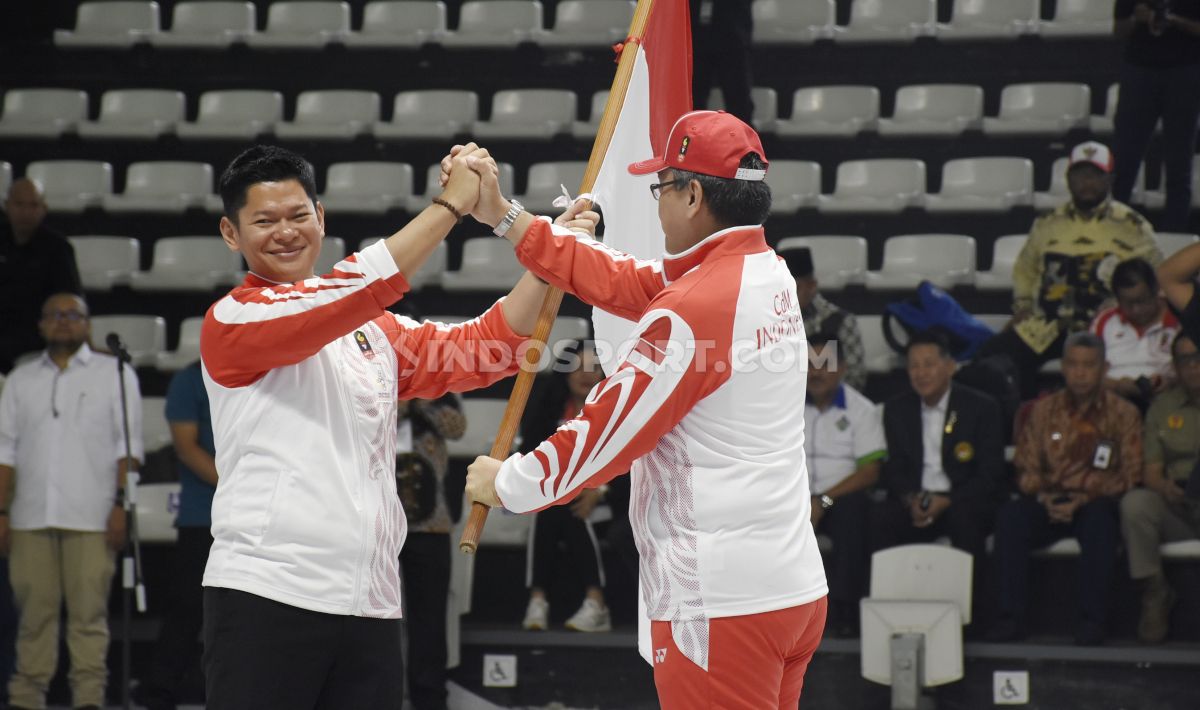 Raja Sapta Oktohari menyerahkan bendera Merah Putih. Bendera Indonesia dilarang dikibarkan di event resmi selama LADI mendapat sanksi WADA. Copyright: © Herry Ibrahim/INDOSPORT
