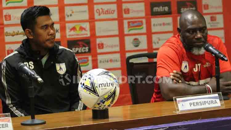 Kiper Persipura Jayapura, Dede Sulaiman dan Jacksen F Tiago Copyright: © Zainal Hasan/INDOSPORT