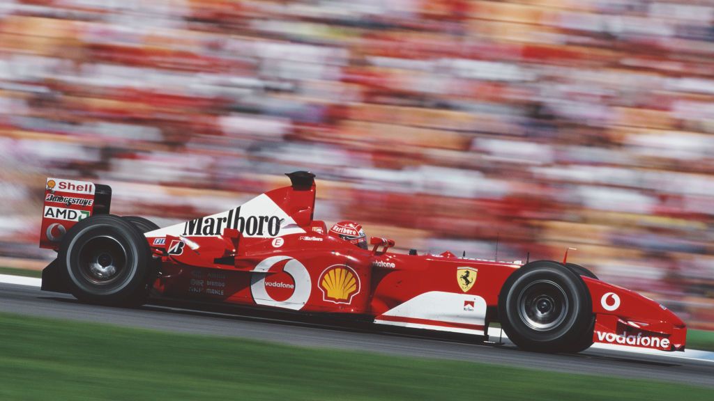 Michael Schumacher saat masih mengemudikan Ferrari F2002 saat masih aktif di Formula 1 (F1). Copyright: © Darren Heath/Getty Images