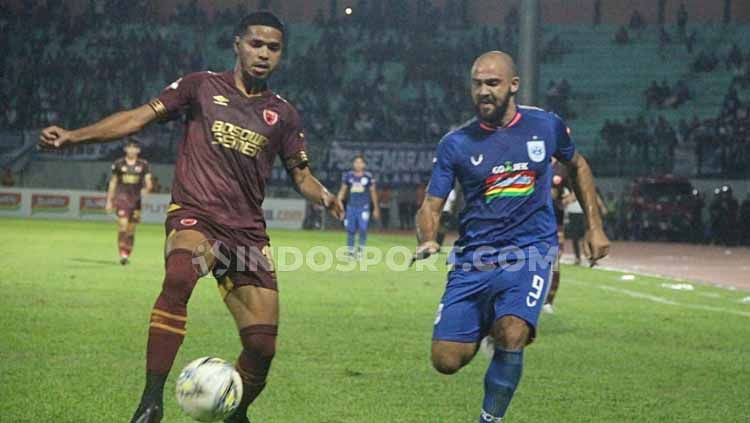 Duel pemain PSM Makassar vs PSIS Semarang dalam pertandingan Liga 1 2019 pekan ke-29. Copyright: © Alvin Syaptia/INDOSPORT