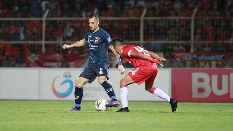 Aleksandar Rakic terus dikawal ketat pemain Badak Lampung Copyright: © Media Officer Madura United