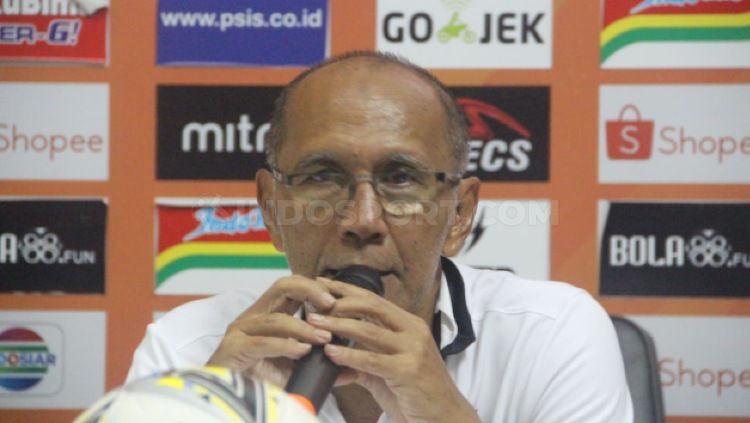 Pelatih Bambang Nurdiansyah saat konferensi pers usai laga Liga 1 2019 antara PSIS Semarang vs PSM Makassar Copyright: © Alvin Syaptia Pratama/INDOSPORT