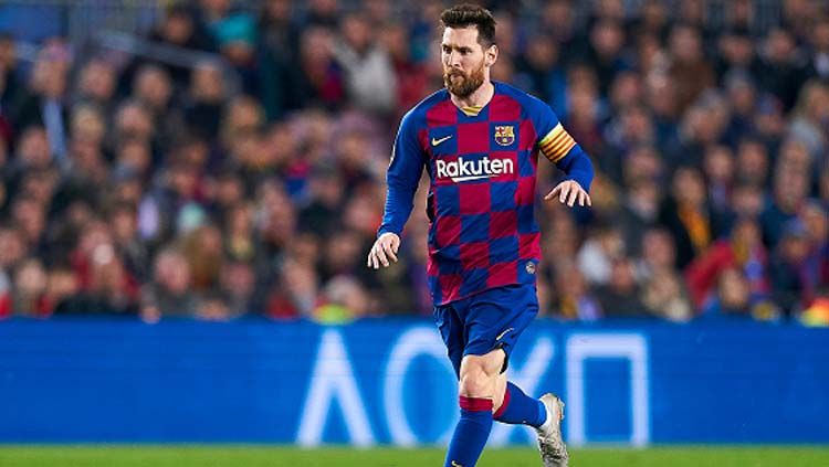 Megabintang Barcelona, Lionel Messi, menggiring bola dalam pertandingan melawan Borussia Dortmund di Liga Champions Copyright: © Quality Sport Images/GettyImages