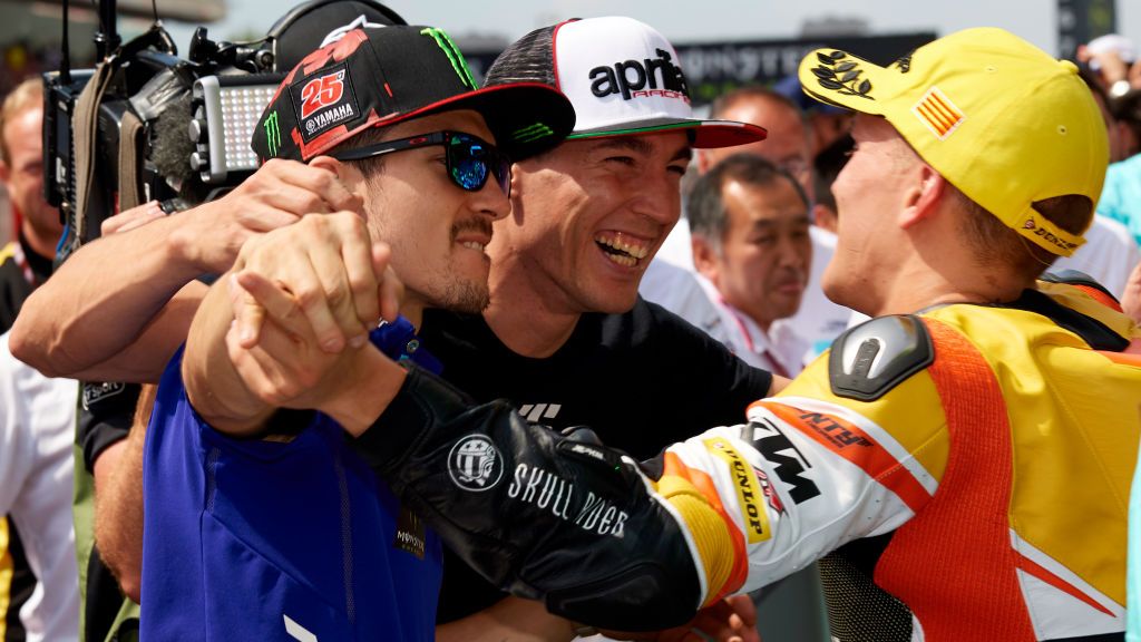 Pembalap MotoGP, Maverick Vinales (kiri) bersama dengan Aleix Espargaro dan Gabriel Rodrigo. Copyright: © Jose Breton/NurPhoto via Getty Images
