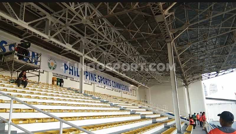 Jelang Kick Off Timnas U-23 Versus Singapura, situasi Rizal Memorial Stadium masih lengang. Copyright: © Ronald Seger Prabowo/INDOSPORT