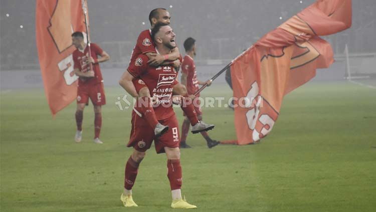 Marko Simic menggendong Riko Simanjuntak dalam perayaan kemenangan Persija atas Persipura bertepatan di hari ultah klub ke-91. Copyright: © Herry Ibrahim/INDOSPORT