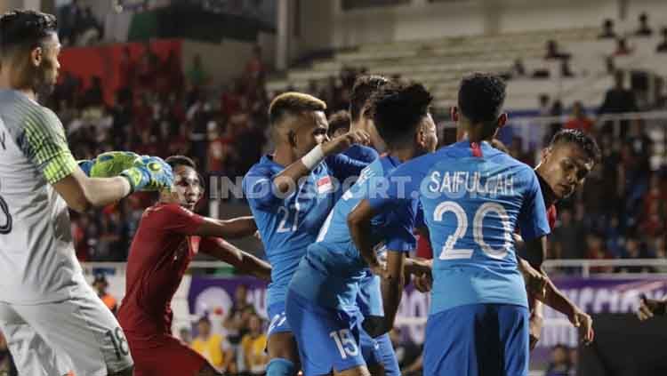 Momen kelahi pada laga Indonesia vs Singapura. Copyright: © Ronald Seger Prabowo/INDOSPORT