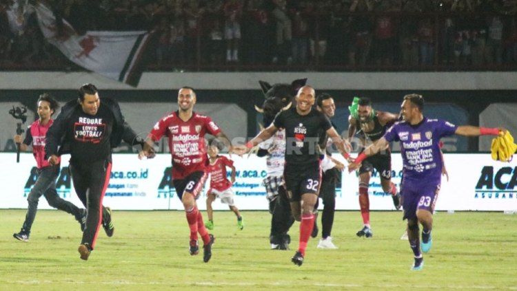 Selebrasi pemain Bali United usai memastikan diri sebagai juara Shopee Liga 1 2019 di Stadion Kapten I Wayan Dipta, Gianyar, Kamis (28/11/19). Copyright: © Nofik Lukman Hakim/INDOSPORT
