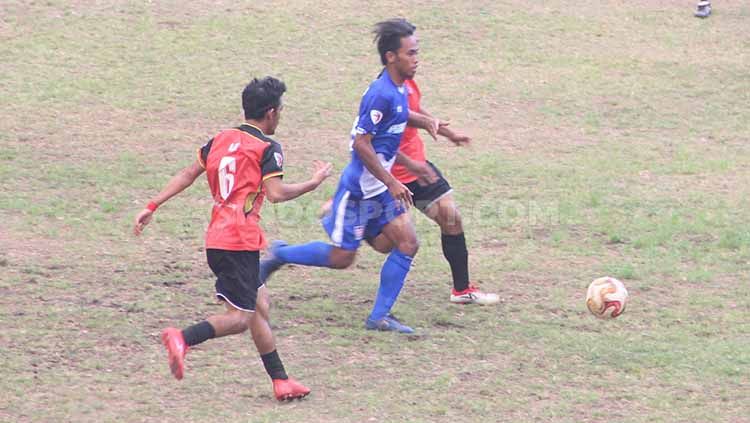 Pertandingan antara Persebi melawan Persekat dalam kompetisi Liga 3 Regional Jawa di Stadion Pandan Arang, Boyolali Copyright: © Alvin Syaptia Pratama/INDOSPORT