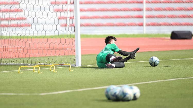 Ada sejumlah kerikil berserakan menjelang laga timnas Indonesia U-23 vs Vietnam dalam SEA Games 2019 di Stadion Rizal Memorial, Manila. Copyright: © Vov.vn.