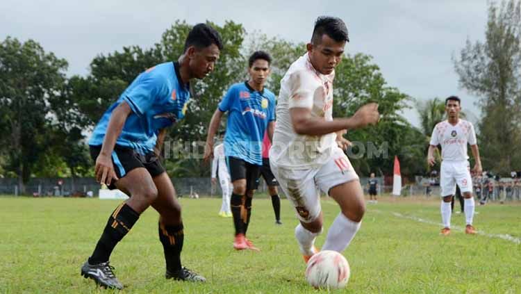 Pemain Karo United (baju putih) coba keluar dari hadangan pemain tuan rumah PSLS Lhokseumawe, dalam laga leg 1 babak kedua Liga 3 Regional Sumatera, Sabtu (30/11/2019) sore. Copyright: © Aldi Aulia Anwar/INDOSPORT