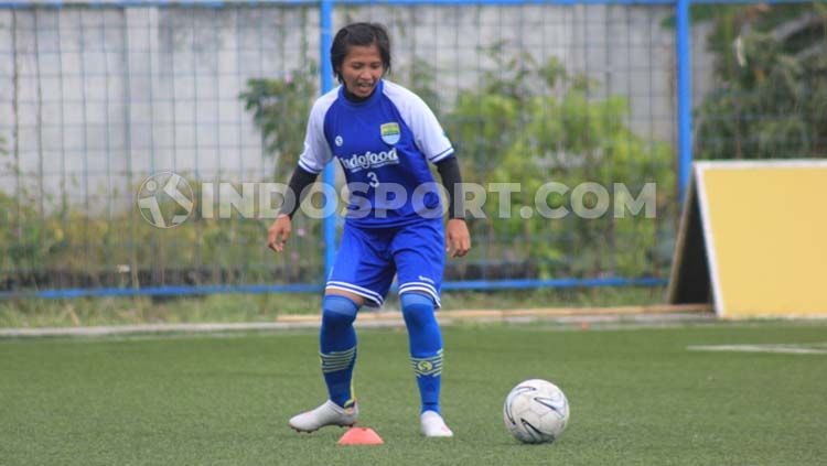 Kapten tim sepak bola Persib Putri, Een Sumarni mengakui ada rasa jenuh saat menjalani latihan mandiri. Copyright: © Arif Rahman/INDOSPORT