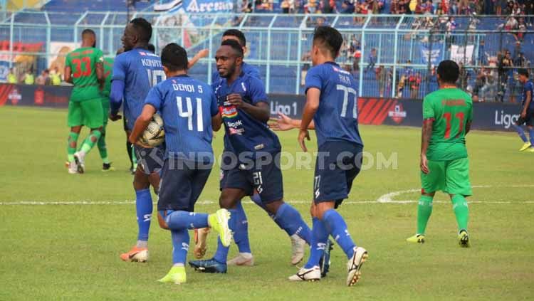 Pemain Arema FC usai melakukan selebrasi Copyright: © Ian Setiawan/INDOSPORT