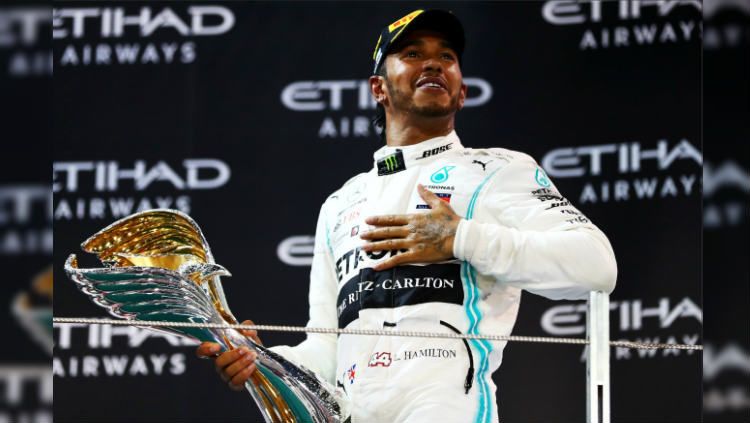 Lewis Hamilton dari tim Mercedes juara Formula 1 2019 usai menang di GP Abu Dhabi, Minggu (01/12/19). Copyright: © F1