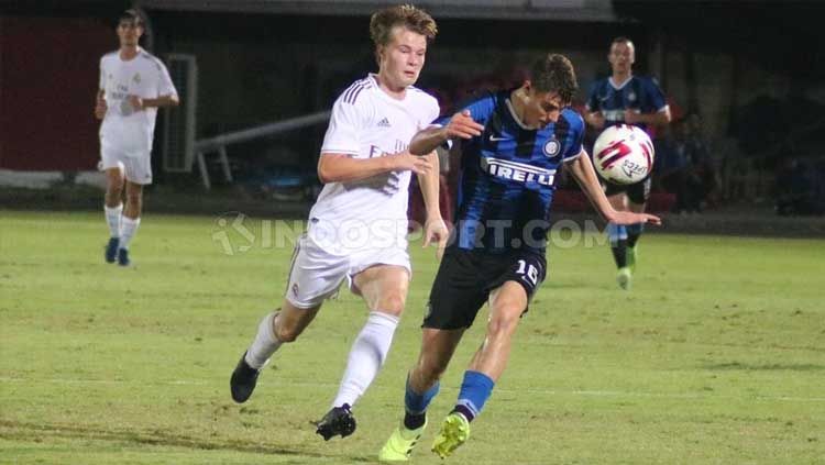 Penyerang Real Madrid U-18, Andri Lucas Gudjhonsen saat berebut bola dengan bek Inter Milan U-18, Andrea Moretti pada laga Bali U-20 International Cup 2019 di Stadion Kapten I Wayan Dipta, Gianyar, Minggu (1/12/19). Copyright: © Nofik Lukman Hakim/INDOSPORT