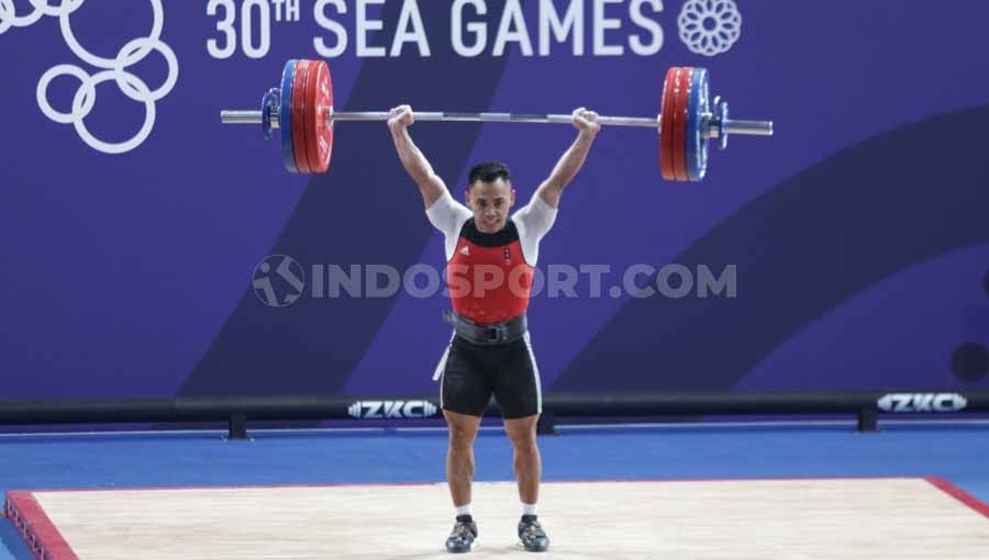 Eko Yuli Irawan raih medali emas angkat besi kelas 61 kilogram putra di Nino Aquino Stadium, Manila, Senin (02/12/19). Copyright: © Ronald Seger Prabowo/INDOSPORT