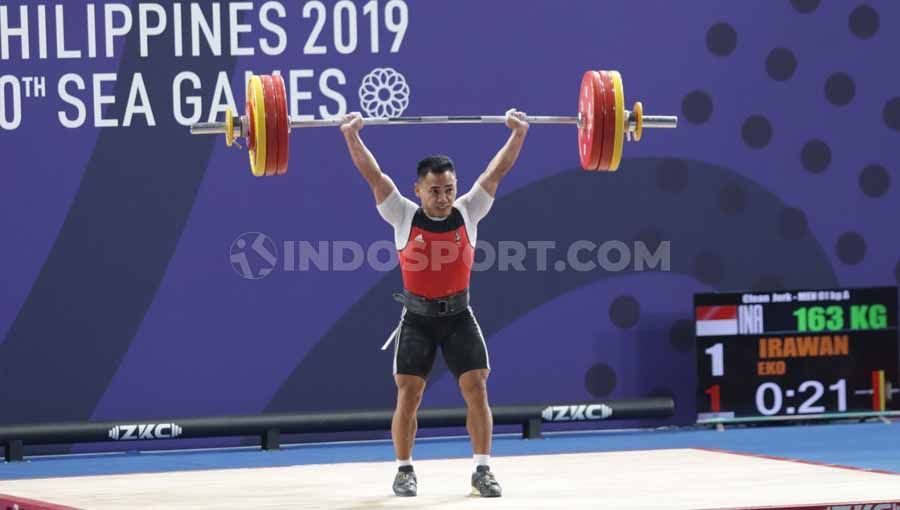 Eko Yuli Irawan raih medali emas angkat besi kelas 61 kilogram putra di Nino Aquino Stadium, Manila, Senin (02/12/19). Copyright: © Ronald Seger Prabowo/INDOSPORT