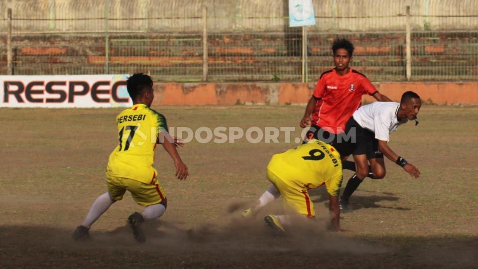 Wasit asal Garut, Kurnia Setiawan pontang-panting saat menghindari kejaran para pemain Persebi Bima pada leg kedua final Liga 3 zona Bali Nusra di Stadion Kompyang Sujana, Denpasar, Senin (2/12/19). Copyright: © Nofik Lukman Hakim/INDOSPORT