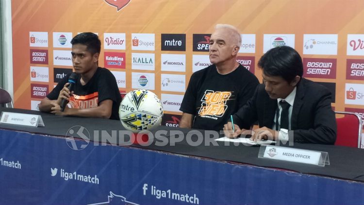 Pemain klub Liga 1 Borneo FC, Muhammad Atul Ikhsan (kiri) menghadiri sesi konferensi pers pasca-laga melawan PSM Makassar. Copyright: © Adriyan Adirizky/INDOSPORT