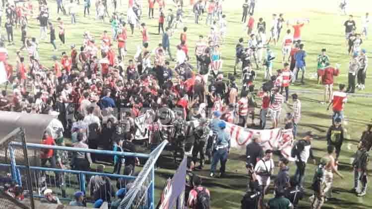 Suasana dari aksi protes suporter klub Liga 1 2019, Madura United Copyright: © Ian Setiawan/INDOSPORT