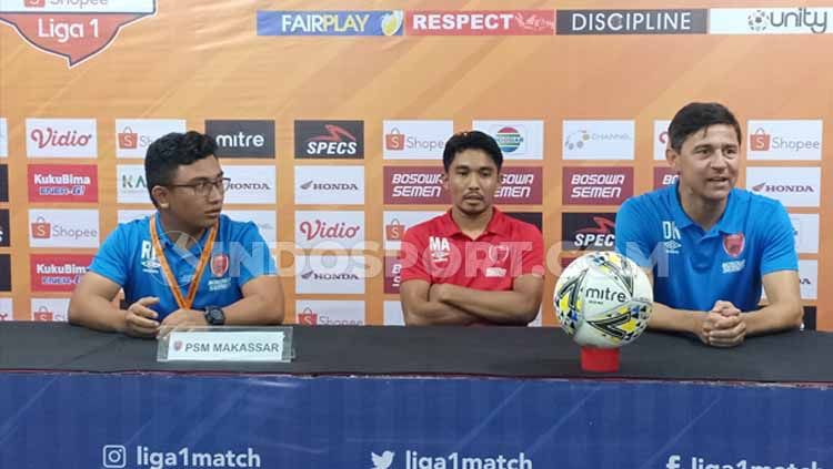Pelatih klub Liga 1 2019, PSM Makassar, Darije Kalezic (kanan) didambakan pemain M Arfan dan penerjemahnya saat sesi konferensi pers pasca-laga melawan Borneo FC Copyright: © Adriyan Adirizky/INDOSPORT