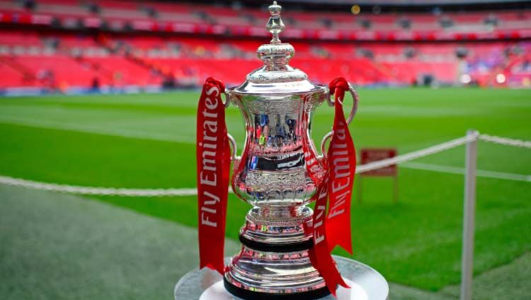 Trofi Piala FA, salah satu kompetisi bergengsi sepak bola di Inggris Copyright: © Telegraph