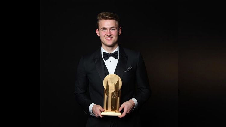 Matthijs de Ligt kala meraih penghargaan Kopa Trophy 2019. Copyright: © Instagram France Football