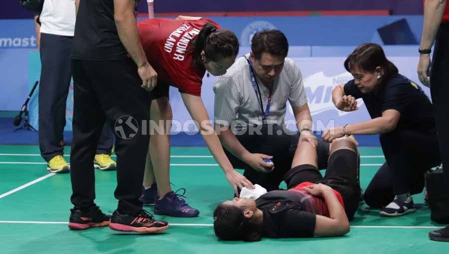 Gregoria Mariska Tunjung mengalami cedera saat melawan Ratchanok Intanon di Muntinlipa Sport Complex, Manila, Selasa (3/12/19). Copyright: © Ronald Seger Prabowo/INDOSPORT