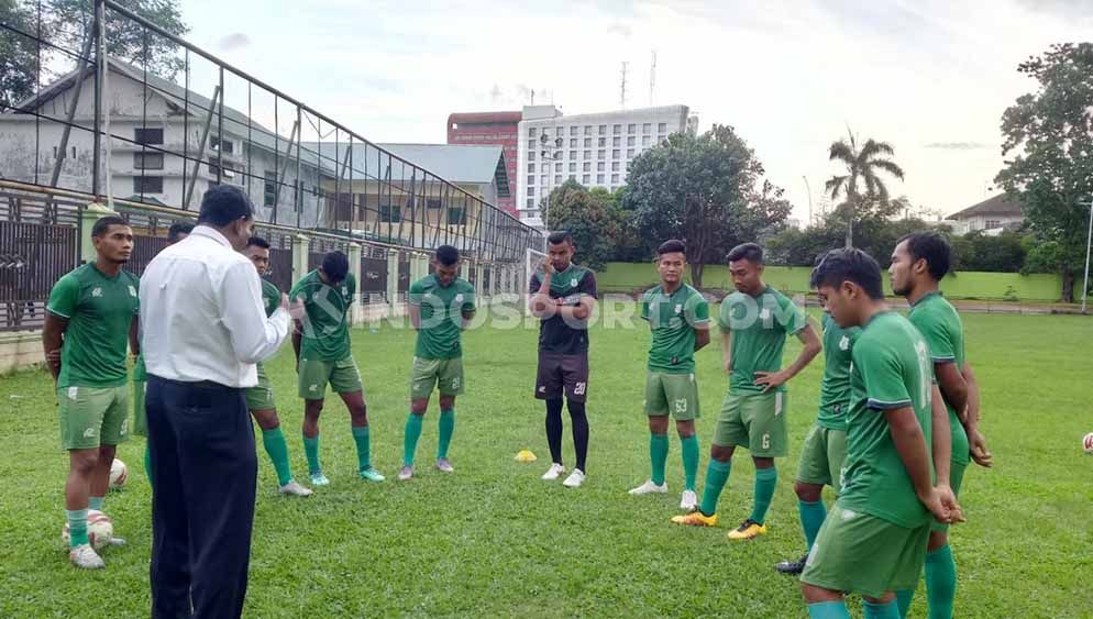 Para pemain PSMS mendapat arahan dari manajemen dan legenda Nobon dan Parlin sebelum latihan di Stadion Kebun Bunga, Medan, Senin (2/12/19) sore. Copyright: © Aldi Aulia Anwar/INDOSPORT