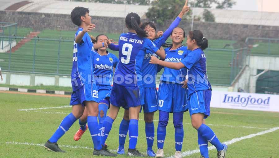 Pemain Persib Putri merayakan gol Mila ke gawang Arema FC, pada ‎pertandingan leg pertama semifinal Liga 1 Putri 2019 di Stadion Siliwangi, Kota Bandung, Minggu (1/12/19). Copyright: © Arif Rahman/INDOSPORT