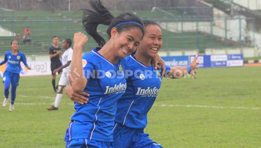 Striker Persib Putri, Nurul Inayah (Uyung) merayakan golnya ke gawang Arema FC Putri ‎bersama Risqiyanti (Kijun) pada pertandingan leg pertama semifinal Liga 1 Putri 2019 di Stadion Siliwangi, Kota Bandung, Minggu (01/12/2019). Copyright: © Arif Rahman/INDOSPORT