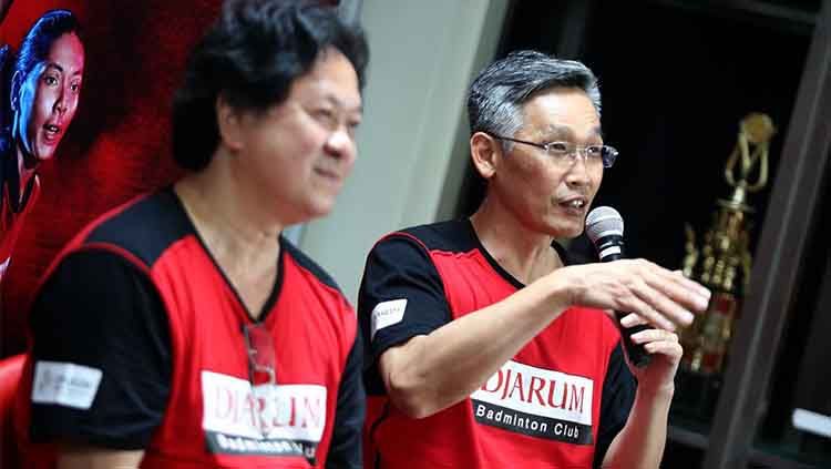 Fung Permadi (kanan) saat menjadi pembicara bersama PB Djarum. Copyright: © PB Djarum