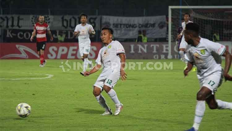 Pelatih Persebaya Surabaya, Aji Santoso, mengaku pada beberapa pertandingan terakhir memberikan banyak kesempatan bermain untuk Rendi Irwan. Copyright: © Fitra Herdian/INDOSPORT